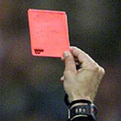 Kart görünce hakemin burnunu kırdı