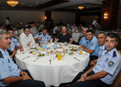 Ergin, cezaevi personeliyle iftar yaptı  