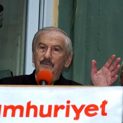 Selçuk bıçak altında