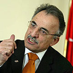 Karayalçın karalar bağladı