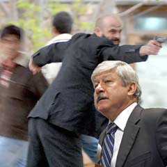 Rektör kendine toz kondurmuyor