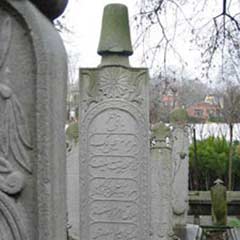 Müslüman mezarlığına saldırı kınandı