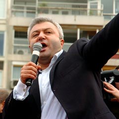İşe annesini de kattı