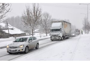 Bolu’da Makaslayan Tır Karayolunu Ulaşıma Kapattı