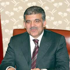 Gül hangi futbolcuyu alkışladı?