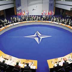 Bükreş'te NATO zirvesi başladı