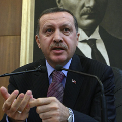 Erdoğan: Hükümet dimdik ayakta