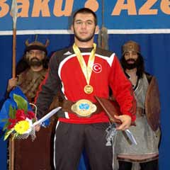 Güreşte altın sevinci