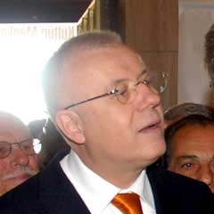 Ertuğrul yaş tahtaya basmaz mı?