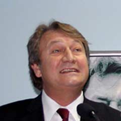 Sezer çocuk gibi