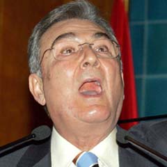 Baykal kendinden geçti