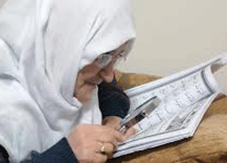 65 yaşında büyüteçle Kur'an öğrendi