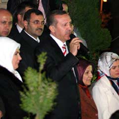 'Demokrasi zaafa uğrarsa ekonomi de zarara uğrar'