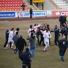 Olaylı maç: 1 polis yaralandı
