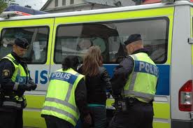 İsveç'te gençlere polisin terörist muamelesi görüntülendi