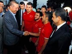 Başbakan'dan sporculara taktikler