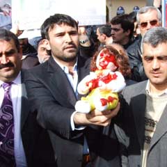 Kanlı bebekli protesto