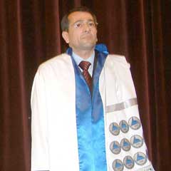 Rektör güvenlik görevlisi oldu!