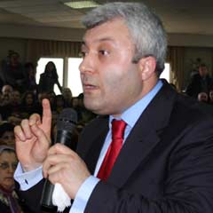 Tuncay, kadınlardan tokat yedi