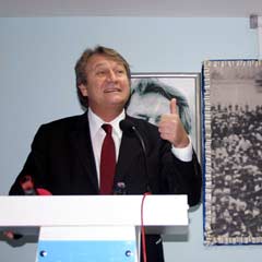 Sezer bir öyle bir böyle