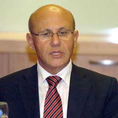 Eski Cumhurbaşkanı'na Molotoflu Saldırı