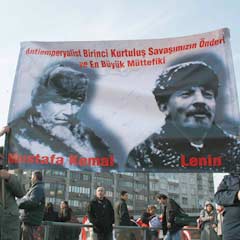 Atatürk-Lenin pankartına tepki