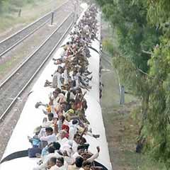 Tren üstünde gidenlere boyalı sprey