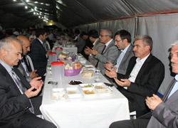 Bakan Yılmaz, çadırında iftarını açtı