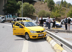 İstanbul Sultangazi'de Polisle Çatışma