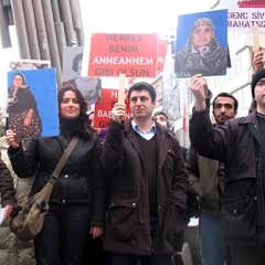 'Anneanne resimleri' ile protesto