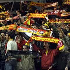 Cim-Bom'a 'tezahürat' cezası