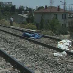 Tren altı kişiyi ezdi