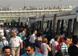 Metrobüs yolunu kestiler
