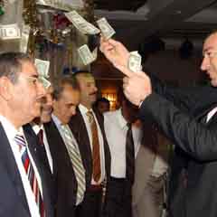 Aşiret düğününde dolarlar havada