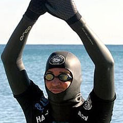 12,5 saat hiç durmadan yüzdü