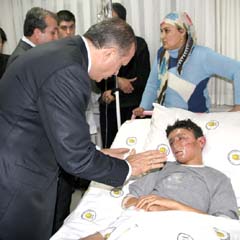Erdoğan'dan yaralı askerlere ziyaret