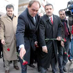 Demirören'den Diyarbakır'a kırmızı karanfiller