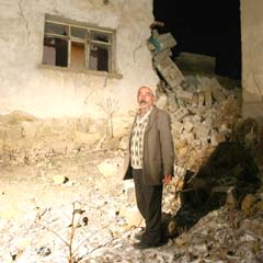 Siyasiler deprem bölgesinde incelemelerde bulundu