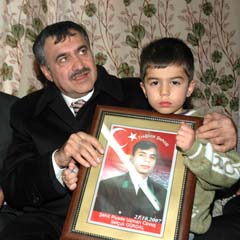 Bakan Eroğlu, şehit ailelerini evlerinde ziyaret ederek Türk Bayrağı ve Kur'an-ı Kerim hadiye etti