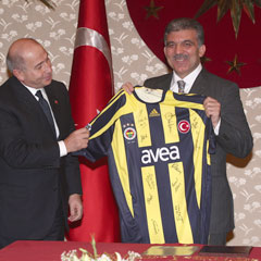 Abdullah Gül'e Carlos forması