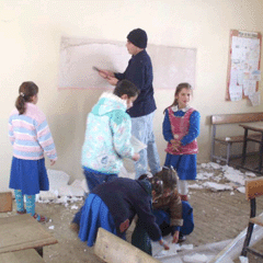 Köy okulunun bakımı polisten