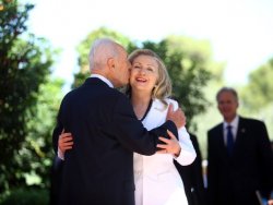 Clinton Peres ile görüştü