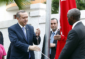 Erdoğan Türk Bayrağını Göndere Çekti