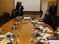 Anayasa Komisyonundaki vekiller yeminde anlaşamadı