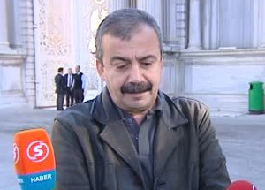 Sırrı Köşeye Sıkıştı