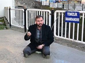 İmamdan ilginç protesto