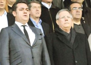Sandalyeler Havada Uçuştu
