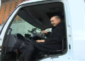 Başbakan çöp kamyonu kullandı