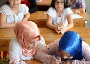 Örtülü Öğrencilere 'Boynunuzu Kopartırım' Tehdidi