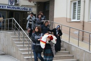 Uyuşturucu Zanlısı, Adliyeye Bebeğiyle Birlikte Gitti